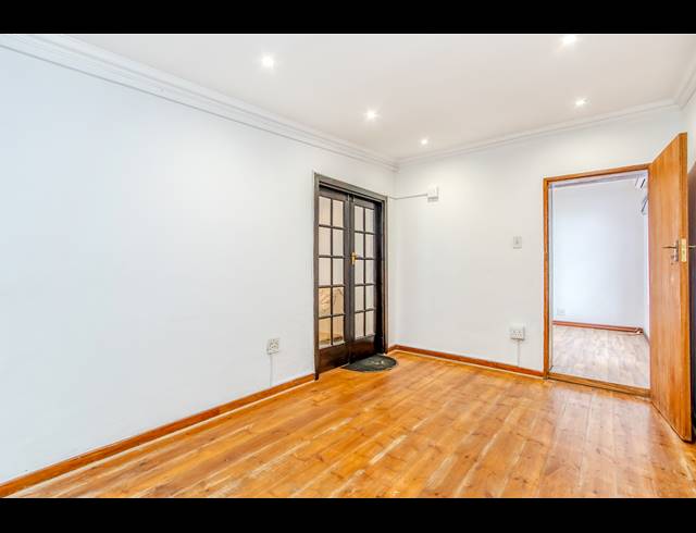 M² OFFICE TO LET IN THE GARDENS